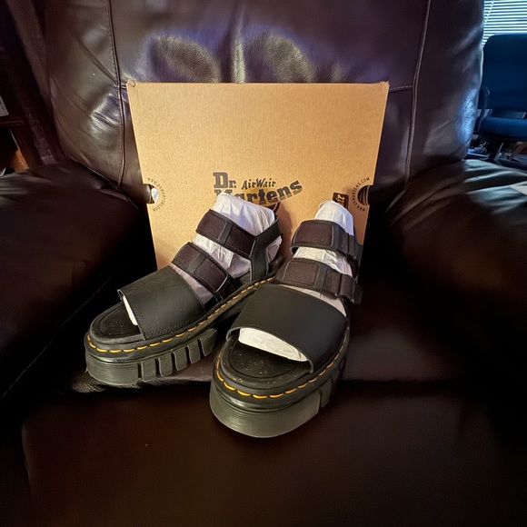 DOC MARTENS RICKI NAPPA LUX LEATHER 3-STRAP PLATFORM SANDALS - Picture 6 of 12